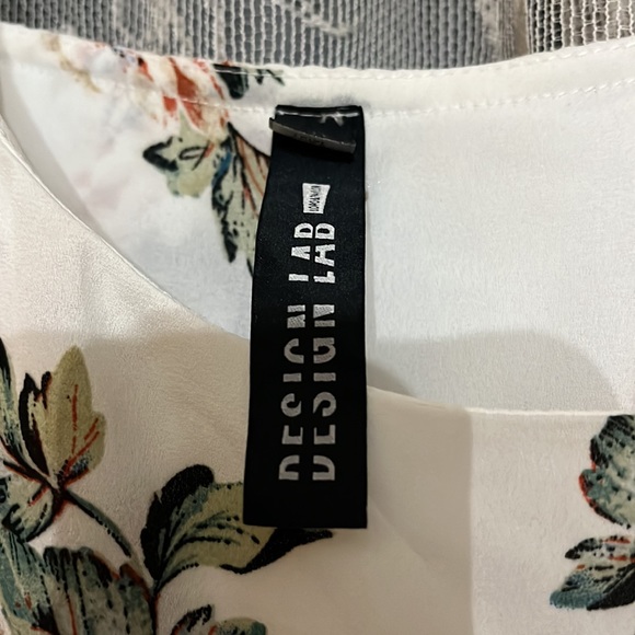 Design lab brand size medium, flowered, print sleeveless shirt - Picture 2 of 4